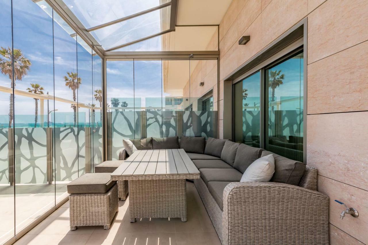 Luxury Beach Front Apartment With Pool บาเลนเซีย ภายนอก รูปภาพ